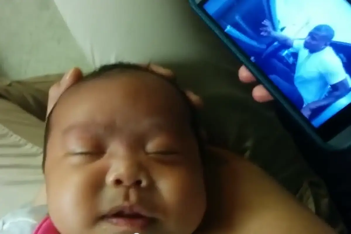 Bayi Berhenti Nangis Saat Dengar Lagu Hip Hop