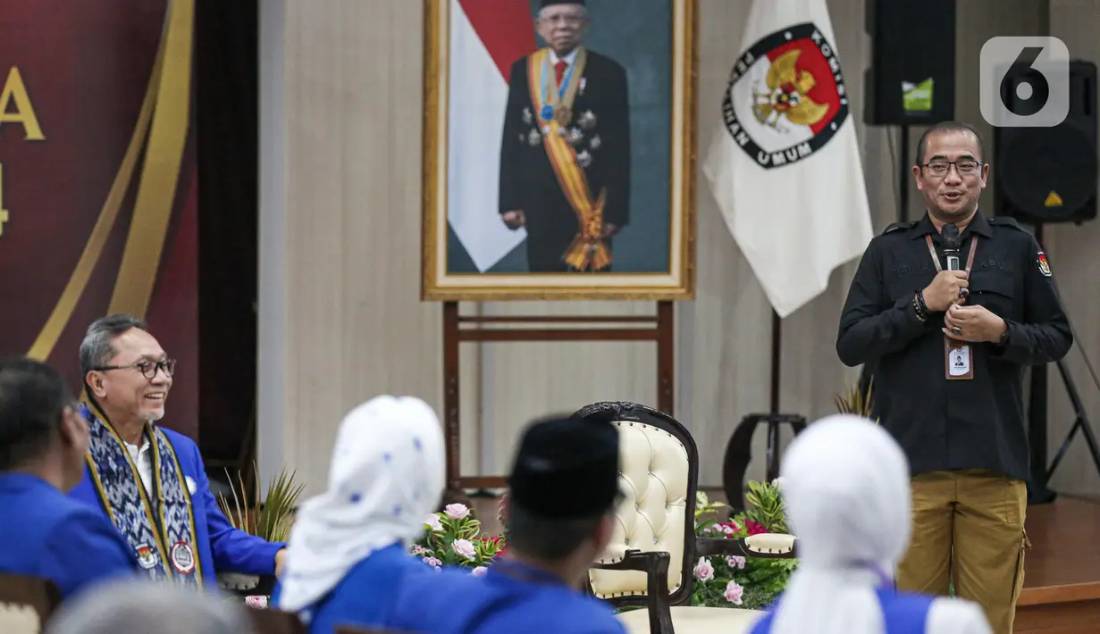 Ketua Komisi Pemilihan Umum (KPU) Hasyim Asy'ari (kanan) memberi sambutan saat Pendaftaran Partai Politik Calon Peserta Pemilu tahun 2024 di Gedung KPU, Jakarta, Rabu (10/8/2022). KPU menerima berkas dari 4 partai politik yang mendaftar sebagai calon peserta Pemilu 2024 di hari kesepuluh pendaftaran. (Liputan6.com/Faizal Fanani)