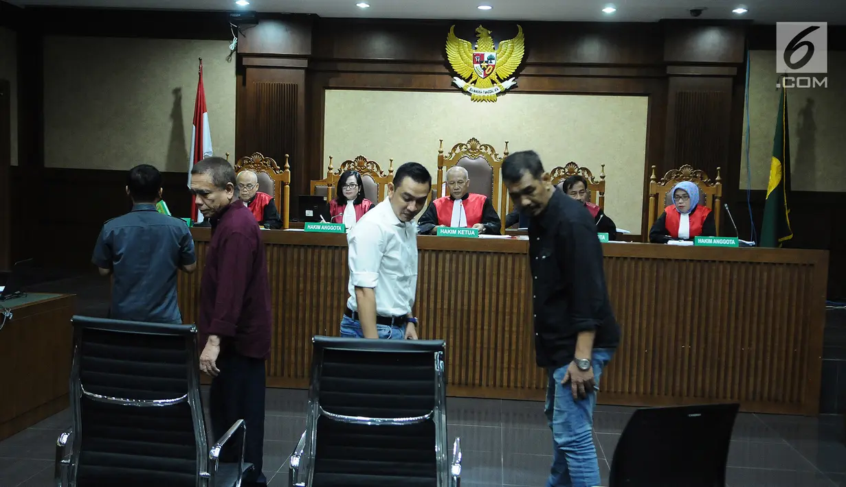 Gubernur non-aktif Aceh Irwandi Yusuf  bersiap menjalani sidang lanjutan di Pengadilan Tipikor, Jakarta, Senin (18/3). Sidang lanjutan dengan agenda pemeriksaan terdakwa dan saksi. (Liputan6.com/Herman Zakharia)