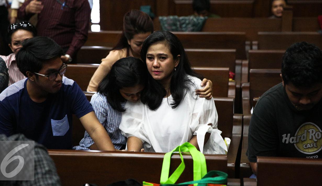 Damayanti Wisnuputranti dipeluk anaknya saat menjalani sidang pembacaan tuntutan di Pengadilan Tipikor Jakarta, Senin (29/8). Damayanti tak bisa menyembunyikan kesedihannya saat mengikuti sidang pembacaan tuntutan. (Liputan6.com/Faizal Fanani)