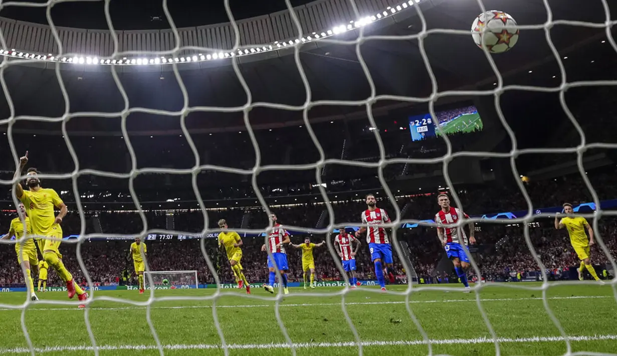 Pemain Liverpool Mohamed Salah (kiri) mencetak gol penalti ke gawang Atletico Madrid pada pertandingan sepak bola Grup B Liga Champions di Stadion Wanda Metropolitano, Madrid, Spanyol, Selasa (19/10/2021). Liverpool menang 3-2. (AP Photo/Manu Fernandez)