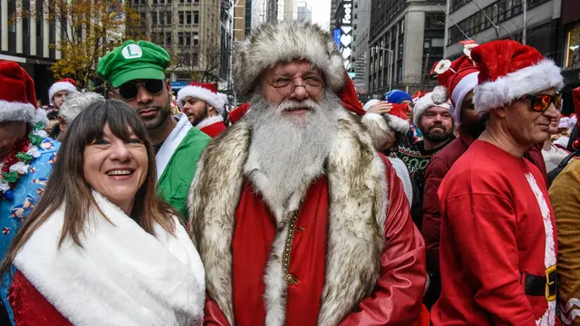 Ribuan Sinterklas Ramaikan SantaCon di New York
