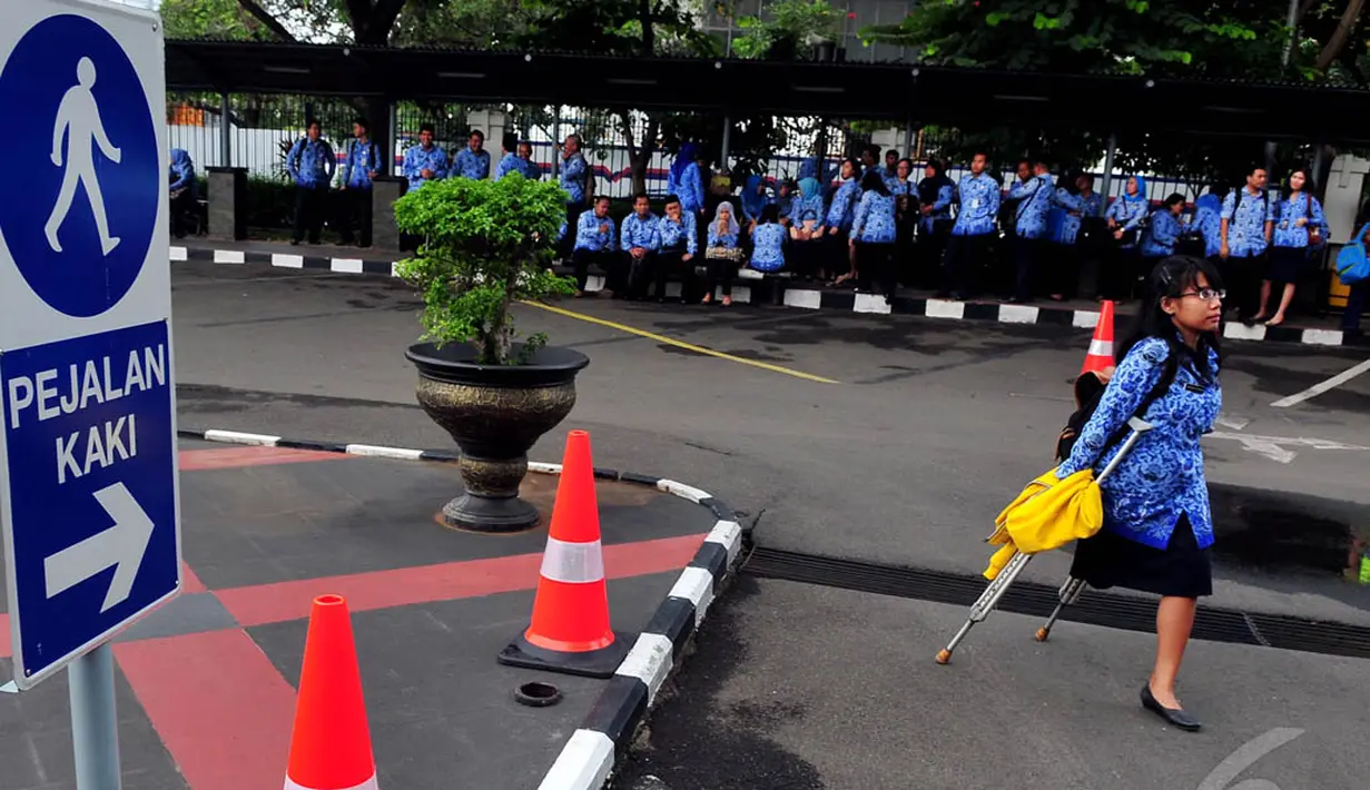 Seorang PNS Kemdagri bersiap mengikuti upacara peringatan Hari Ibu ke-86, Jakarta, Senin (22/12/2014). (Liputan6.com/Johan Tallo)