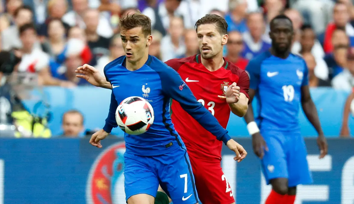 Antoine Griezmann mengontrol bola saat beraksi di Final Piala Eropa 2016 di Stade de France, Senin (11/7). Prancis harus mengakui keunggulan Portugal setelah kalah tipis 1-0. (REUTERS)