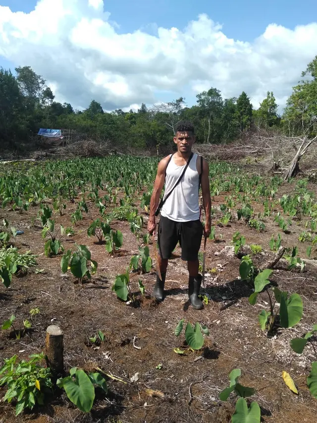 5 Potret Ricky Kambuaya saat Berkebun, Hobi di Luar Lapangan