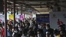 <p>Orang-orang yang pulang untuk merayakan Idul Fitri, yang menandai berakhirnya bulan suci Ramadhan, menunggu di peron untuk naik kereta api di stasiun kereta Bandara Dhaka di Dhaka pada 29 April 2022. (AFP/Munir uz Zaman)</p>