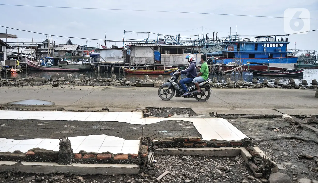 Warga melintasi bekas lokasi warung makan pasca direlokasi di Pelabuhan Kali Adem, Muara Angke, Jakarta Utara, Senin (13/6/2022). Pengelola Pelabuhan Kali Adem merelokasi sebanyak 56 pedagang yang sebelumnya menempati dermaga ke lokasi baru. (merdeka.com/Iqbal S Nugroho)