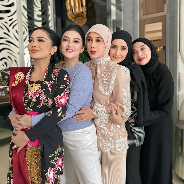 Gaya Kasual Geng Arisan HotHitz dari Inneke Koesherawati hinga Marini Zumarnis, Kris Dayanti Tampil Beda Kenakan Kebaya