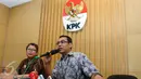 Kepala Bagian Pemberitaan dan Publikasi KPK Priharsa (kanan) memberi keterangan pers di gedung KPK, Jakarta, (18/12). Lino diduga melakukan tindak pidana korupsi dalam pengadaan Quay Container Crane (QCC) tahun 2010. (Liputan6.com/Helmi Afandi)