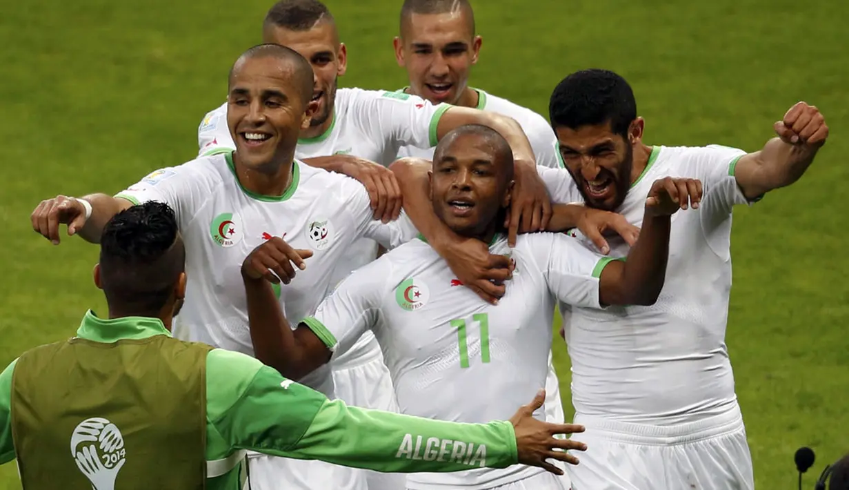 Selebrasi pemain Timnas Aljazair usai membungkam Korea Selatan 4-2 di laga penyisihan Piala Dunia 2014 Grup H di Stadion Beira Rio, Porto Alegre, Brasil (23/6/2014). (REUTERS/Marko Djurica) 