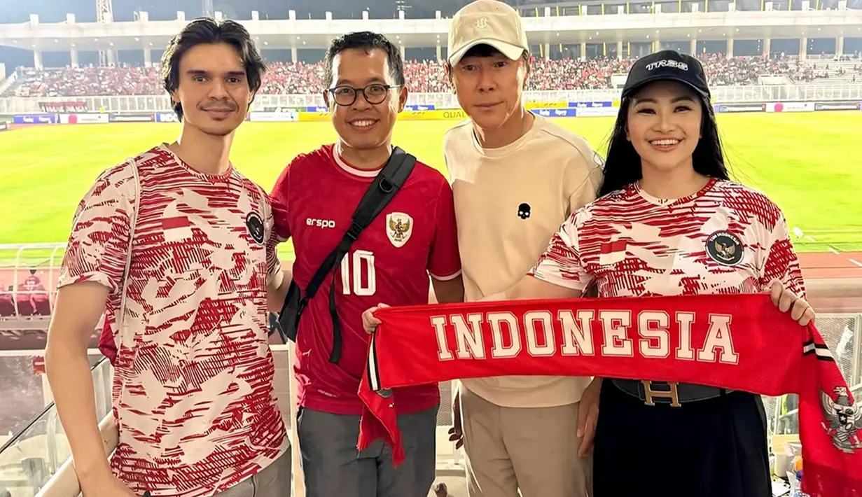 Sebagai pencinta sepak bola yang kerap menonton langsung Timnas Indonesia bertanding di berbagai negara, pedangdut 37 tahun itu mengucapkan terima kasih kepada Shin Tae-yong atas semua perjuangannya dalam membawa Timnas Indonesia mencapai beragam prestasi gemilang. (Liputan6.com/IG/@fitricarlina)