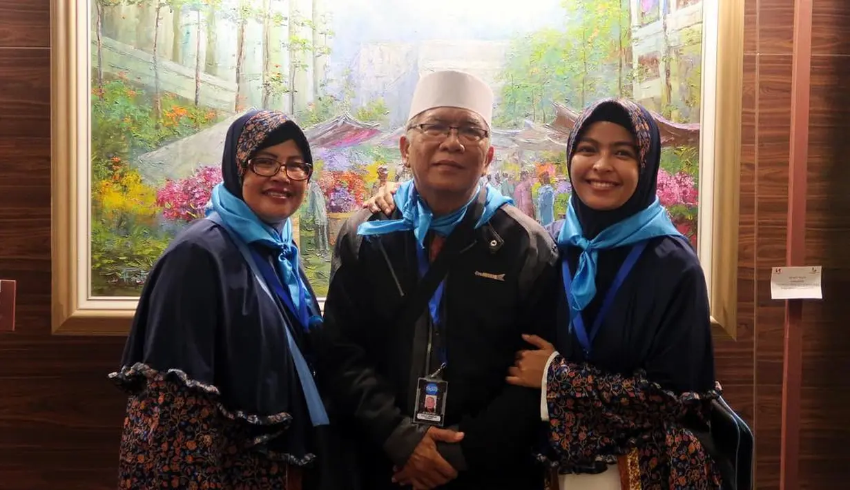 Beberapa waktu lalu, Tantri memang menjalankan ibadah umrah bersama dengan kedua orang tuanya. Dan sejak itu juga sepertinya Tantri memutuskan untuk berhijab. (Instagram/tantrisyalindri)