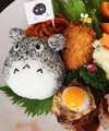 Bento berbentuk Totoro ini pasti akan membuatmu semangat untuk menyantap menu makan siangmu. (shutterstock/LinaJapanphoto63)
