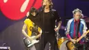 Ronnie Wood, Mick Jagger dan Keith Richards para personel band asal Inggris, The Rolling Stones, tampil di konser di Macau, Cina (9/3/2014). (Bintang/EPA)