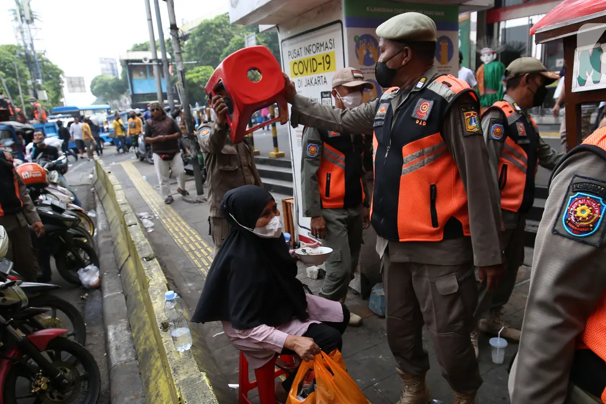 Satpol PP Tertibkan Lapak Pedagang dan Parkir Liar di Trotoar Tebet ...