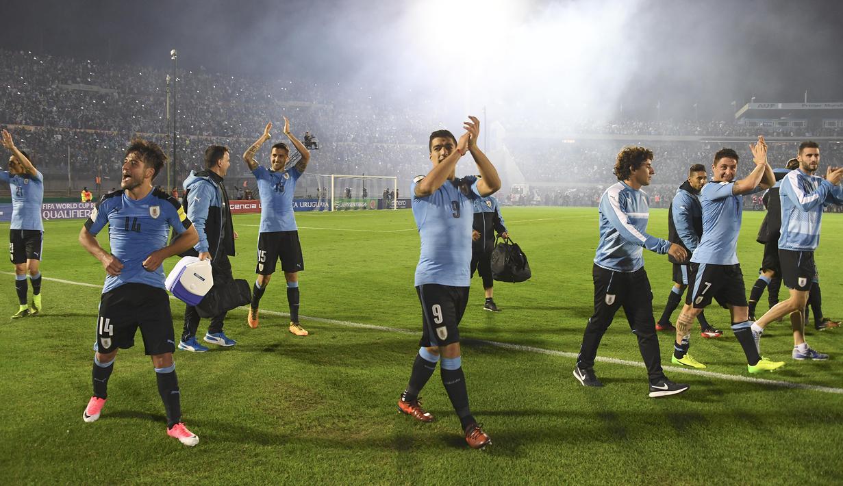 Luis Suarez rekan-rekannya membawa Uruguay bertengger pada peringkat kedua klasemen zona CONMEBOL dan lolos ke putaran final Piala Dunia 2018 dengan koleksi 31poin dari sembilan kali menang. (AFP/Pablo Porciuncula)