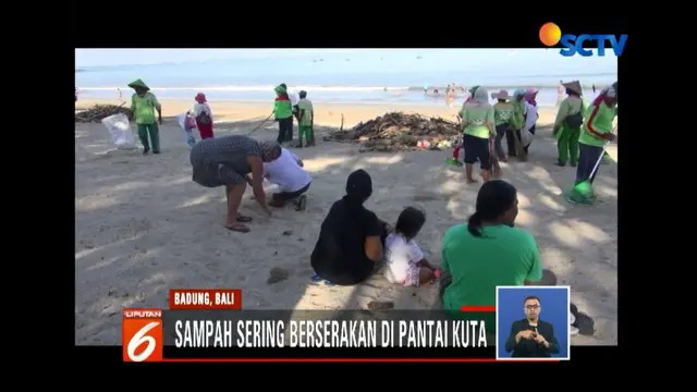 Warga dibantu wisatawan asing bersihkan Pantai Kuta, Bali, dari tumpukan sampah.
