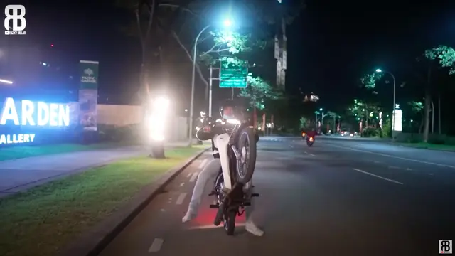 Potret Lesty Kejora dan Rizky Billar Kencan Naik Motor. (Sumber: YouTube/Rizky Billar)