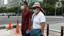 Warga berdiri sikap sempurna di perempatan Bank Indonesia jalan MH Thamrin, Jakarta, Senin (17/8/2020). Dalam rangka HUT ke-75 tahun Kemerdekaan Indonesia, masyarakat menghentikan aktivitas selama tiga menit sebagai bentuk penghormatan detik-detik proklamasi. (Liputan6.com/Helmi Fithriansyah)