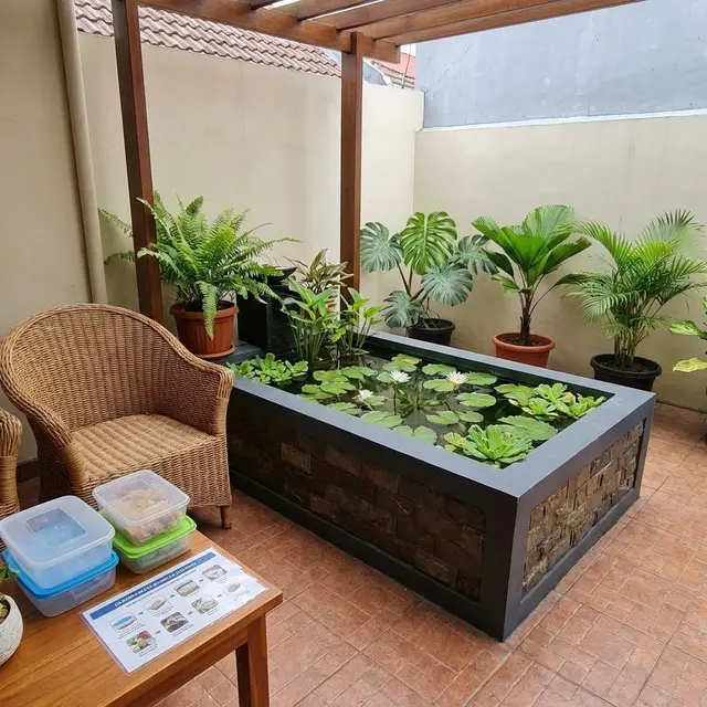 Ide Teras Adem Kombinasi Tanaman Hias dan Kolam Mini
