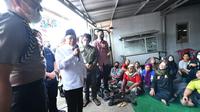 Wakil Presiden Ma'ruf Amin mengunjungi posko pengungsian warga terdampak kebakaran Depo Pertamina Plumpang di RPTRA Rasela, Kelurahan Rawa Badak Selatan, Jakarta Utara, Sabtu (4/3/2023) (BPMI Setwapres)
