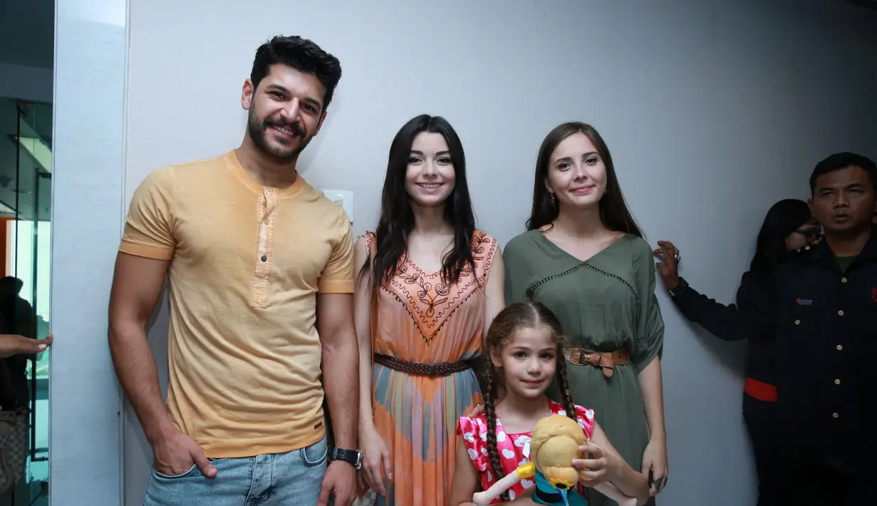 Emre Kivilcim (Selim), Gulcin Tuncok (Zeynep), Isabella Damla Guvenilir (Elif), dan Selin Sezgin (Melek) ingin memberikan yang terbaik untuk fans mereka di malam puncak HUT ke-25 SCTV. (Deki Prayoga/Bintang.com)