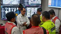 Menteri Perhubungan Budi Karya Sumadi meninjau pergerakan penumpang dalam rangka angkutan Natal 2023 dan Tahun Baru 2024 di bandara Soekarno-Hatta, Tangerang Banten, Minggu (24/12).