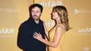Casey Affleck (kiri) dan Caylee Cowan tiba untuk amfAR Gala Los Angeles 2022 di Pacific Design Center, West Hollywood, California, Amerika Serikat, 3 November 2022. Casey Affleck menebar senyum dengan tampil kasual serba hitam sambil bersama pacarnya, Caylee Cowan. (Robyn BECK/AFP)