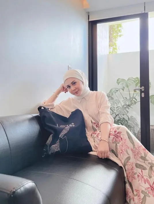 3. Kesha Ratuliu memadukan floral dress pink dengan long shirt warna baby pink, ditambah hijab warna putih. Manis banget!  (Instagram/kesharatuliu05).