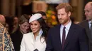 Aktris AS, Meghan Markle bersama tunangannya, Pangeran Harry menghadiri acara The Commonwealth Day Service di Westminster Abbey, London, Senin (12/3). Pada lapisan dalam coat, Meghan Markle menggunakan dress navy yang juga dari Amanda Wakeley. (AP Photo)