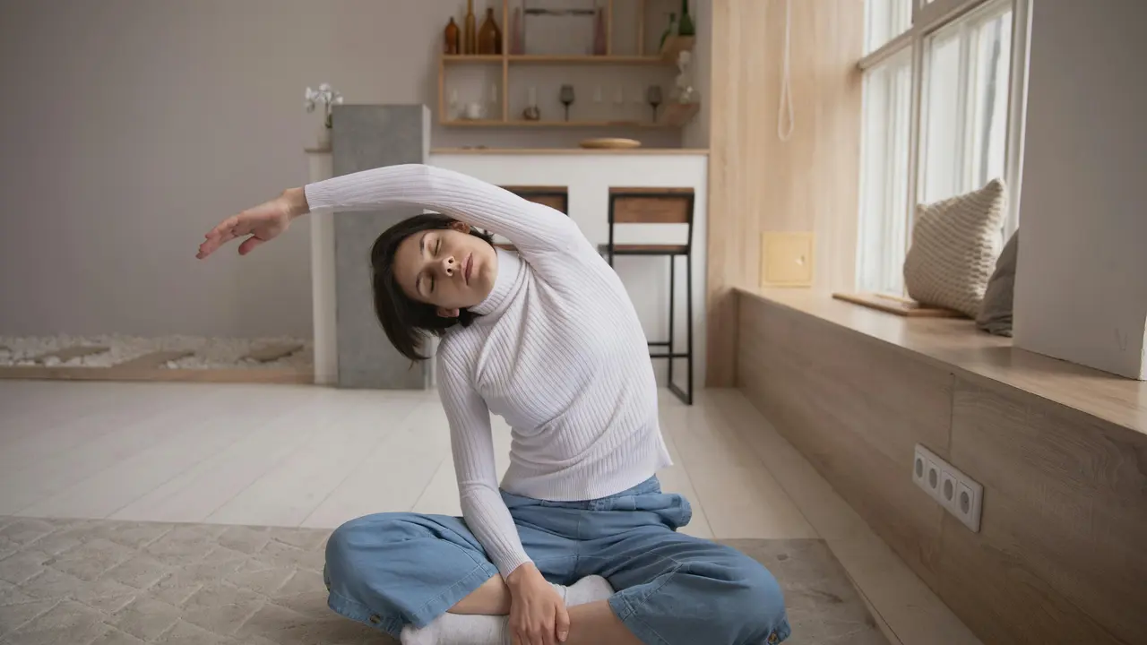 10 Menit Peregangan Sore yang Bisa Bantu Mood Kembali Stabil