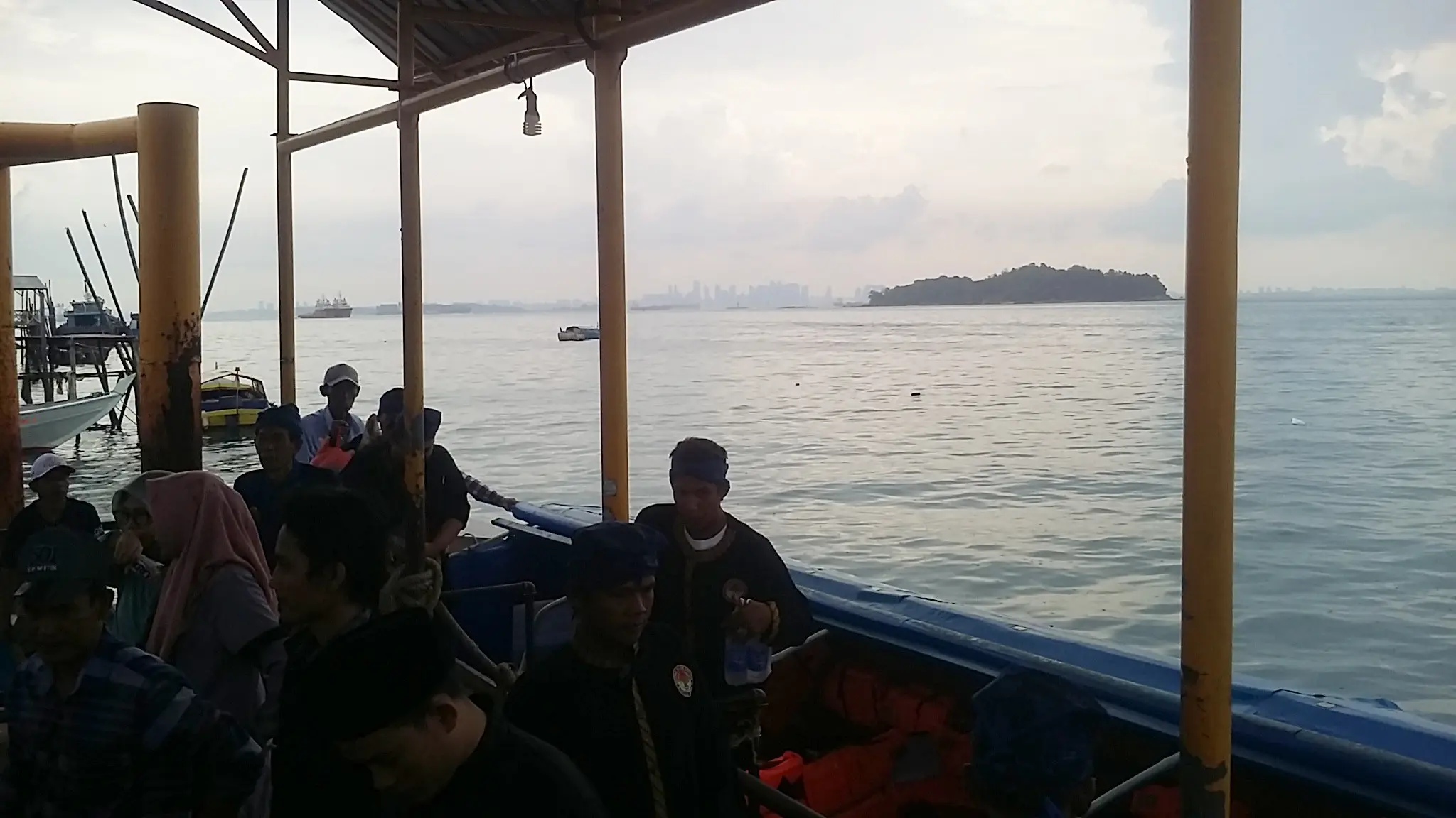 Atraksi kesenian bela diri debus memukau warga di Pulau Belakangpadang atau Pulau Penawar Rindu, Batam, Kepulauan Riau (Kepri). (Liputan6.com/Ajang Nurdin)