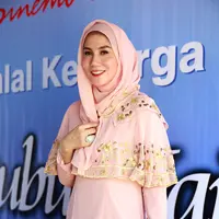 Artis cantik Marini Zumarnis yang telah nyaman berhijab tidak hanya dalam sinetron 'Tukang Bubur Naik Haji', namun juga pada kehidupan sehari-harinya. (Deki Prayoga/Bintang.com)