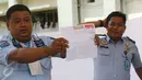 Petugas TPPS memperlihatkan surat suara yang telah dicoblos di TPS 28 Lembaga Pemasyarakatan Klas 1 Narkoba, Salemba, Jakarta, Rabu(15/2). Paslon nomor urut 2 mengungguli dengan total suara 77 suara. (Liputan6.com/Helmi Afandi)