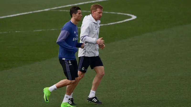 Selain berlatih bersama Real Madrid, Cristiano Ronaldo (kiri) juga menyewa trainer pribadi untuk meningkatkan kebugaran tubuh. 