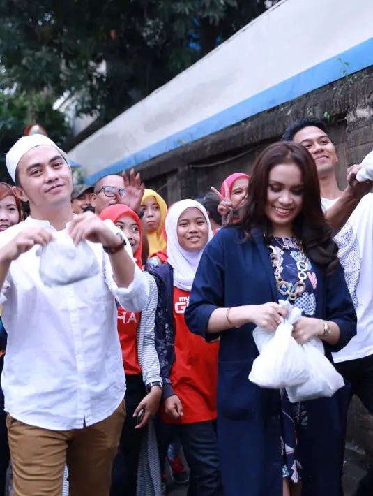 Kondisi jalan yang macet, dan saat lampu merah sedang menyala, dimanfaatkan dengan membagi-bagikan takjil. (Galih W. Satria/Bintang.com)