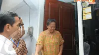 Jokowi bertanya langsung kepada warga di Kampung Deret. Tampak seorang ibu menjawab dengan malu-malu (Liputan6.com/Herman Zakharia).
