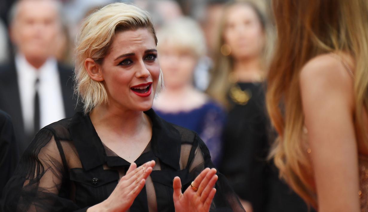 Aktris Kristen Stewart berbincang saat tiba dalam pembukaan Festival Film Cannes ke-69 di Cannes, Prancis selatan, Rabu (11/5/2016). (AFP PHOTO / Valery Hache)