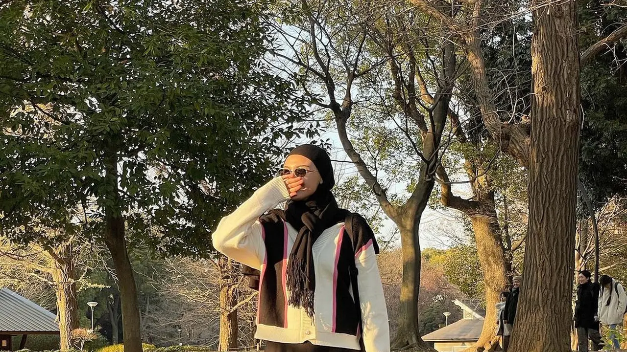 6 Gaya Berhijab Zee Zee Shahab yang Santai, Selalu Kelihatan Seperti ABG
