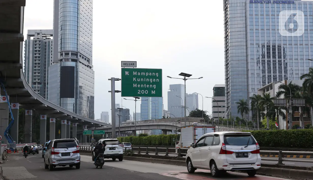 Pengendara melintasi ruas jalan Gatot Subroto dan Jalan Tol Dalam Kota, Jakarta, Kamis (26/3/2020). Sejak pemerintah melakukan himbauan melakukan seluruh aktivitas dari dalam rumah akibat merebaknya virus corona Covid-19, ruas-ruas jalan Ibu Kota terlihat lengang. (Liputan6.com/Helmi Fithriansyah)
