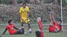 Para pemain Arema sedang berlatih bersama pelatih sementara, Kuncoro. (Bola.com/Iwan Setiawan)