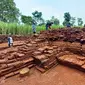 Proses eskavasi ketiga di Situs Srigading, Lawang, Malang. Para arkeolog membutuhkan eksvasi lanjutan guna menyingkap lebih dalam situs yang telah berdiri sejak masa Mataram kuno di itu (Liputan6.com/Zainul Arifin)