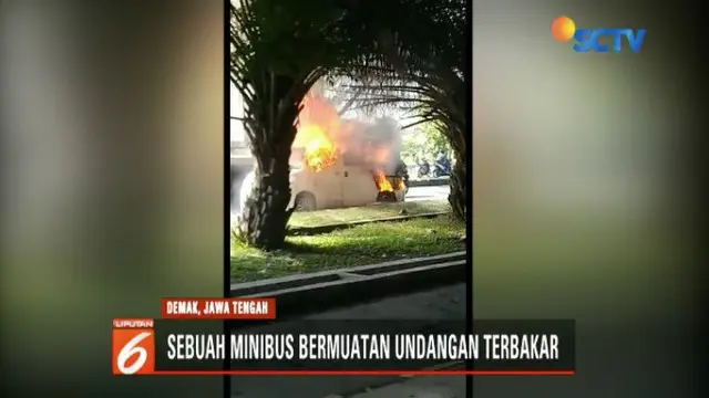 Sebuah mobil bermuatan ribuan undangan terbakar di Demak, Jawa Tengah. Sebelum kejadian, mobil tiba-tiba berhenti dan langsung terbakar.