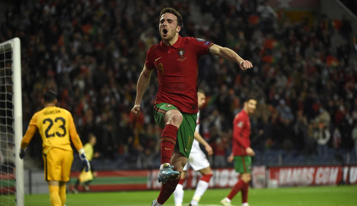 Diogo Jota. Liverpool sebagai pemilik Diogo Jota telah mengonfirmasi bahawa sayap kiri Portugal tersebut mengalami cedera parah di bagian betis yang didapat saat laga Liverpool menghadapi Manchester City pada pertengahan Oktober 2022 lalu. Dengan waktu pemulihan yang memakan waktu lama, pemain 25 tahun tersebut divonis tidak akan berlaga di Piala Dunia 2022 Qatar yang menjadi debut Piala Dunia-nya bersama Timnas Portugal. (AFP/Miguel Riopa)