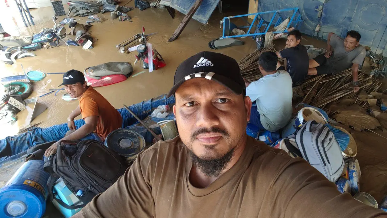 Faisal warga Langsa berjuang terobos banjir demi bertemu keluarga