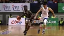 Pebasket Stapac, Kendal Yancy, membawa bola saat melawan Satria Muda pada laga final IBL 2019 di Britama Arena, Jakarta, Kamis (21/3). SM kalah 68-79 dari Stapac. (Bola.com/Yoppy Renato)