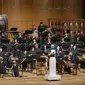 Diberi nama "EveR 6", robot setinggi lima kaki sepuluh inci (1,8 meter) ini memandu lebih dari 60 musisi Orkestra Nasional Korea yang memainkan alat musik tradisional Korea. (Photo by National Theater of Korea / AFP)