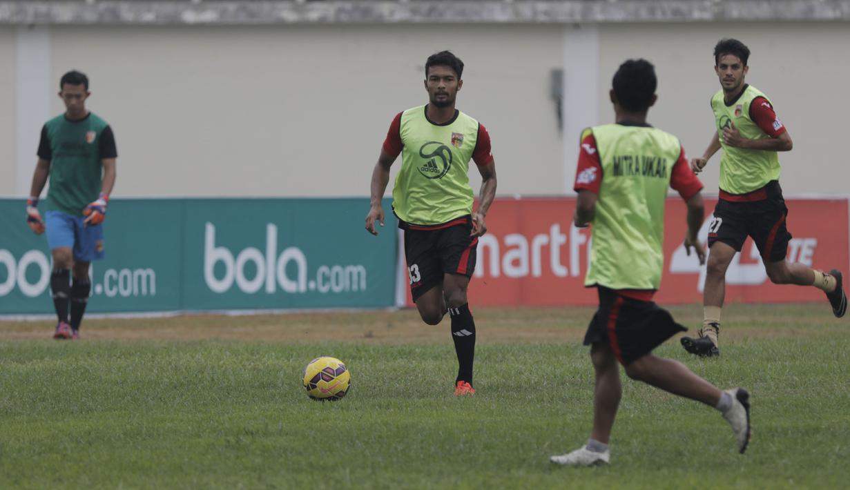 Pemain Mitra Kukar, Syahrizal menggiring bola saat latihan jelang laga semi final Piala Presiden 2015 melawan Persib di Stadion Aji Imbut, Tenggarong, Kaltim, Sabtu (3/10/2015). (Bola.com/Vitalis Yogi Trisna)