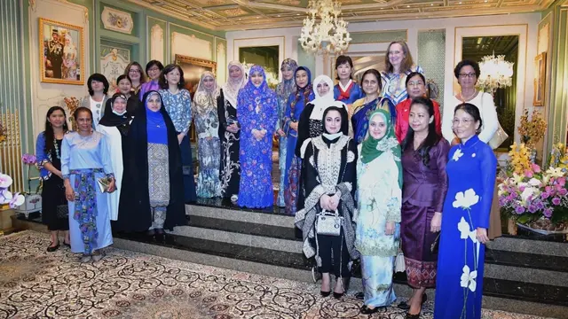 Isteri Duta Besar RI untuk Bandar Seri Begawan, Ibu Nani Sujatmiko memberikan kain batik dalam peringatan ulang tahun ke-76 Permaisuri Sultan Brunei Darussalam. (Dok: Kemlu RI)