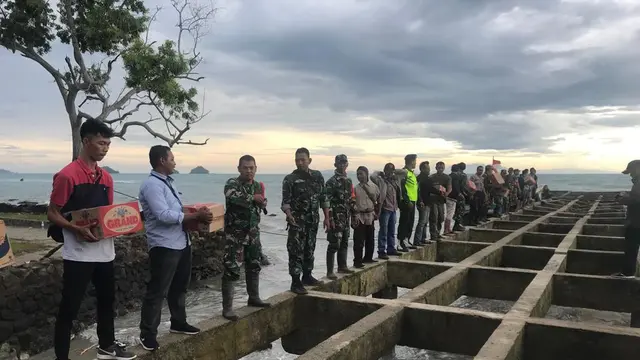 Personel TNI memberikan bantuan untuk korban tsunami Selat Sunda